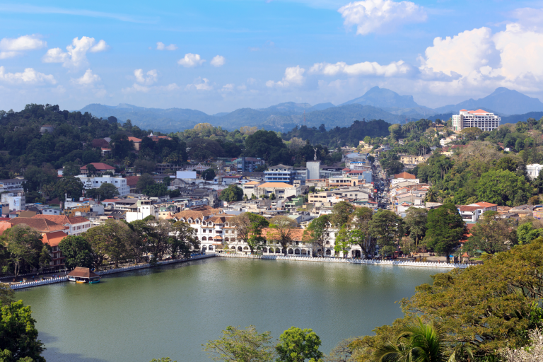 Kandy Gölü ve şehir manzarası