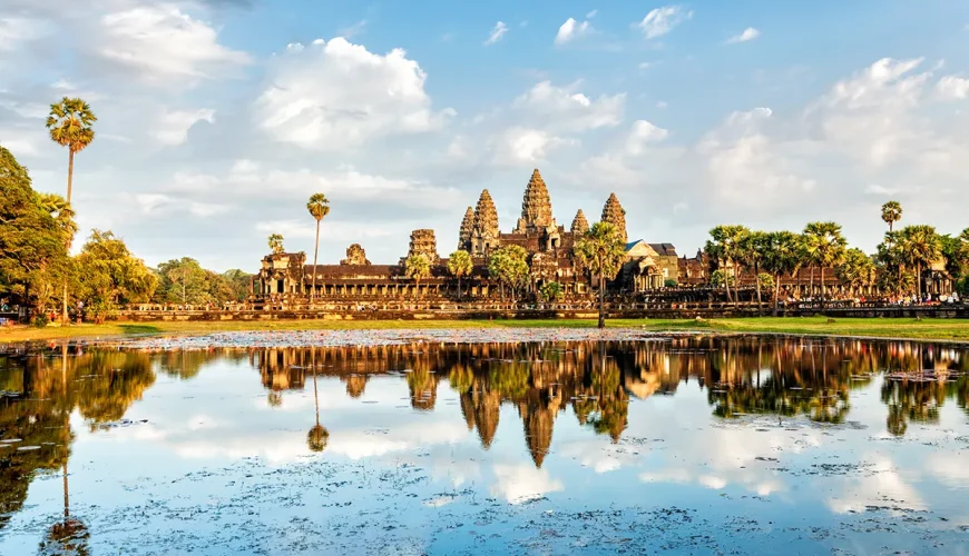 Angkor Wat tapınağı ve havuzdaki yansıması, Siem Reap, Kamboçya
