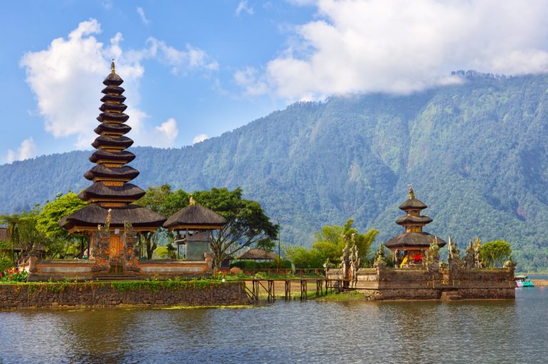 Ulun Danu Tapınağı, Handara Kapısı, Meyve Pazarı ve Finns Beach Club – görsel 1