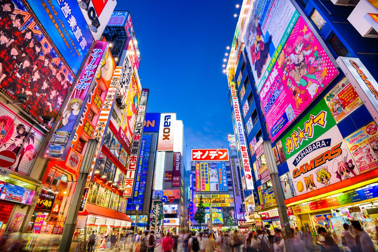 Tokyo Akihabara’da renkli tabelalar