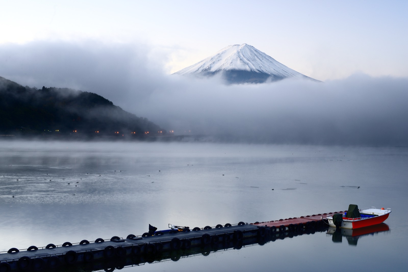 Kawaguchi Gölü üzerinde karlı Fuji Dağı